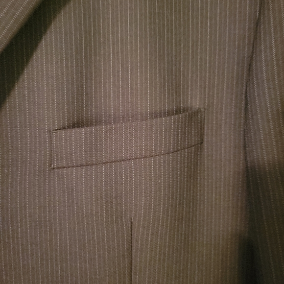 Alfani(by Macy's) Mens barely worn Black 3 button suit. 48R. - Picture 5 of 10